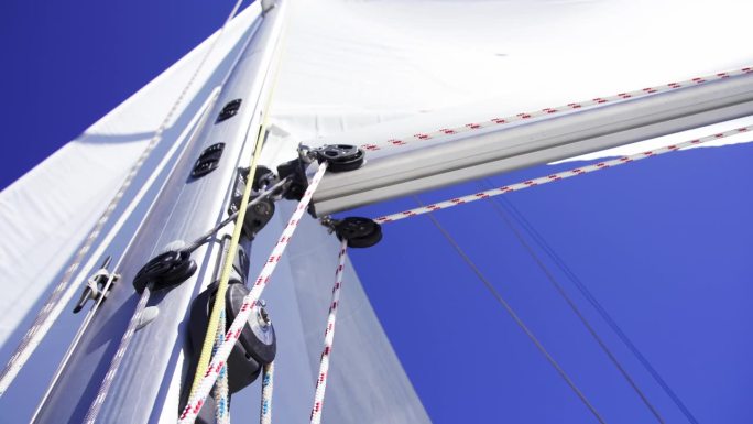 帆船上的滑车和滑车系统中镜头的积木和绳子。4 k。