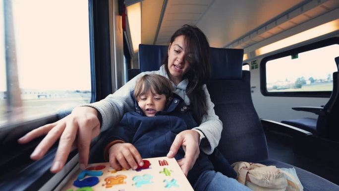 妈妈在火车上教儿子在家上学。孩子在上下班途中和父母一起参加学校活动