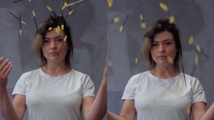 视频中，一个自信的女人站在灰色的背景下，朝前看，扔掉一次性睫毛刷。