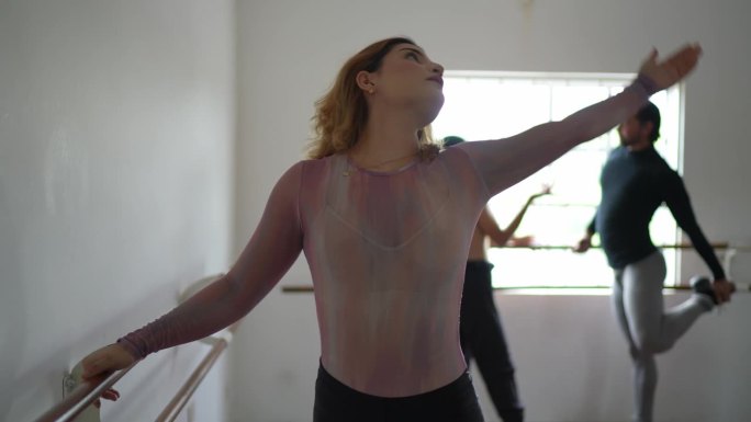一个年轻女子在舞蹈工作室伸展身体的照片