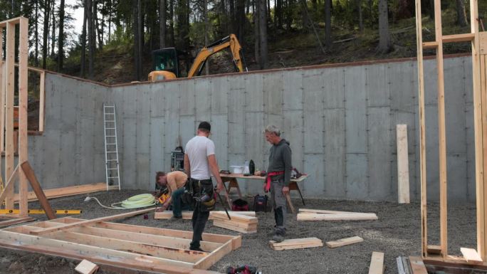 父子俩建造房屋搭房子建筑设计木屋