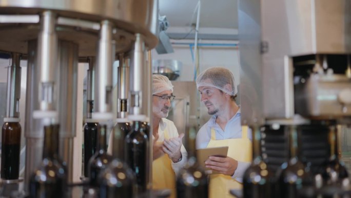 制作卓越:行业专业人士在行动的最先进的葡萄酒酿造设施。