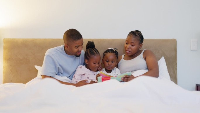 家庭，阅读和父母与孩子在床上讲睡前故事，亲密和晚上的质量时间。爱，放松和妈妈，爸爸和孩子在卧室里的书