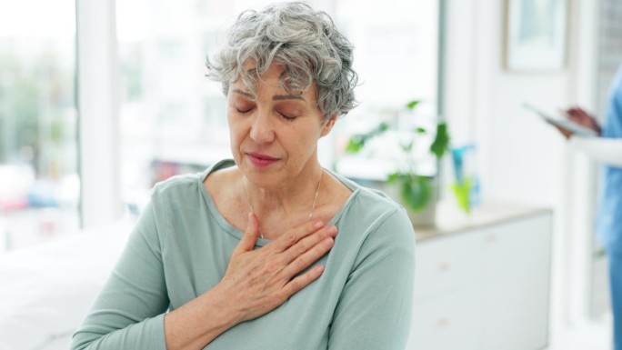 老年妇女，胸痛和呼吸问题在医生医院咨询。心脏病发作、急症和老年人生病、肺部哮喘或内科中风、肺结核或高
