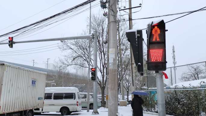 北方城市城镇下雪天马路人流上班通勤车况