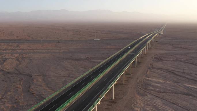 荒漠戈壁上的高速公路