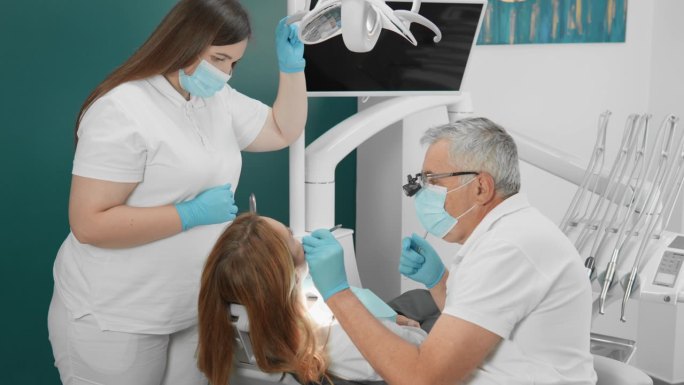 在治疗的每个阶段，病人都可以信任医生和他的团队。牙科诊所力求让每一位病人的笑容和牙齿健康得到完美的恢