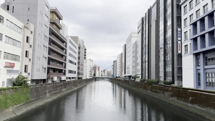 东京宽水渠周围现代建筑的壮丽景色:对称镜头与添加文字和图形的空间