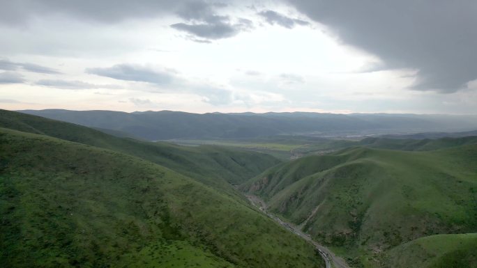 航拍川西山谷318国道交通道路车流