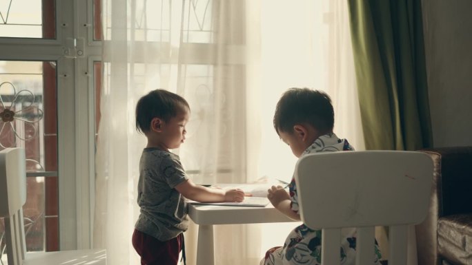 家庭艺术教育:亚洲男孩通过铅笔彩绘享受家庭作业。