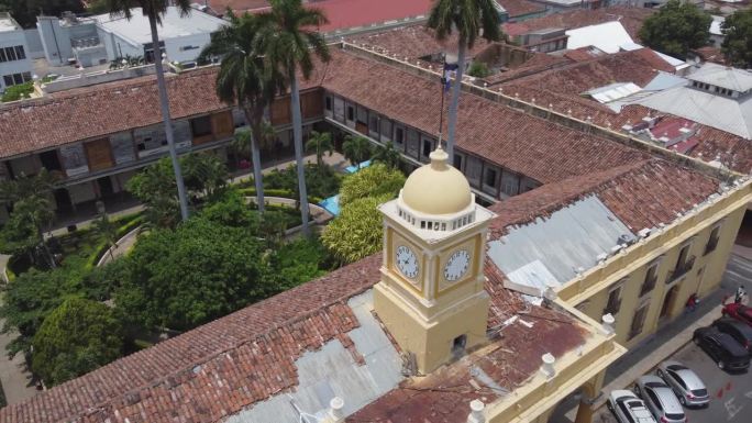 萨尔瓦多圣安娜市政大楼屋顶瓦片改造