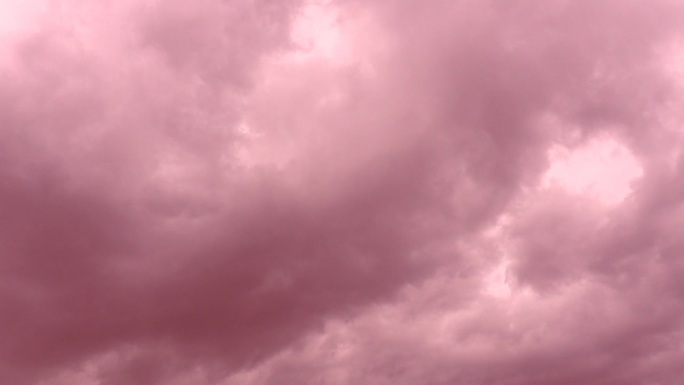宁静迷人的粉色云朵。细腻的色调勾勒出宁静的氛围。梦幻的全景。无论是日落还是日出。飘渺的云。粉红色的云