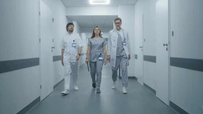 专业的医生和护士走在现代化的诊所走廊上