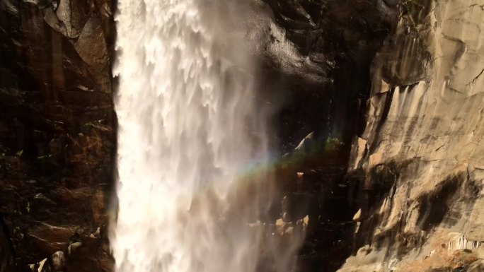 美丽如画的Bridalveil瀑布，瀑布级和滑下，在落水中形成彩虹。