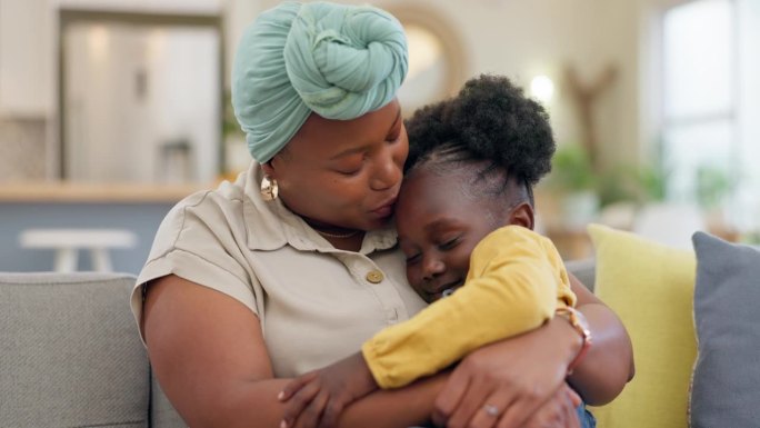 妈妈，亲吻或拥抱熟睡的孩子在沙发上的爱，照顾或安慰舒适在家里的休息室。黑人妇女，快乐的母亲或抱着女孩