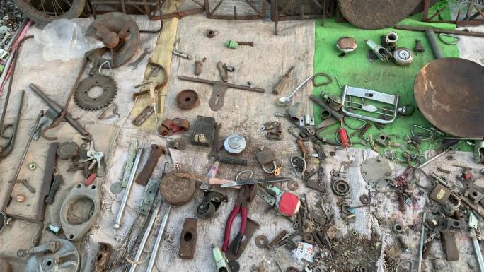 生锈的旧工具，车间工具散落，市场上出售的旧废金属，工具零件散落。