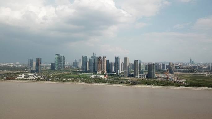 杭州钱塘江边上城市景色