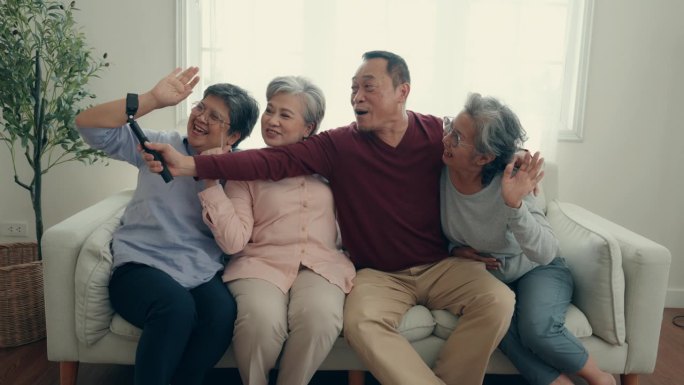 远程办公的快乐:一群亚洲老年人自拍。