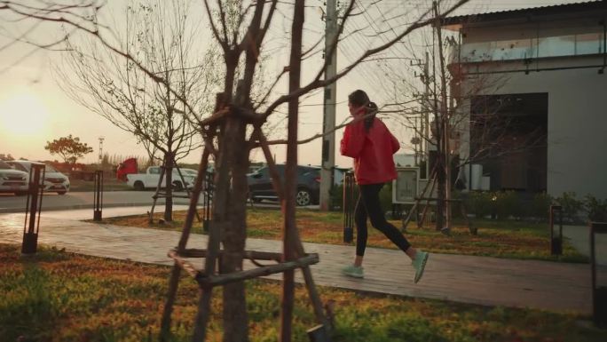 亚洲体育女子与日落赛跑。