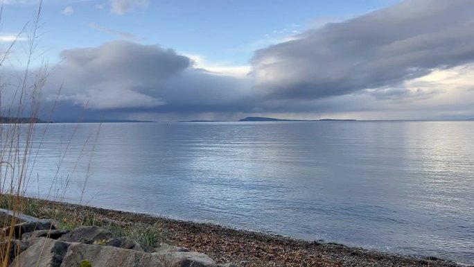 下午三点左右，温哥华岛的夸利库姆海滩有云