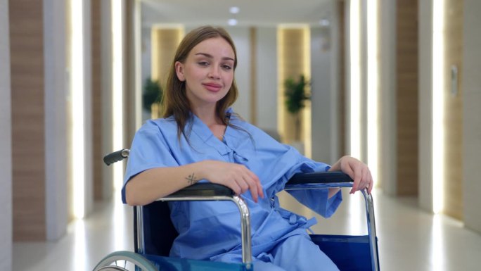 轮椅上的女病人画像。