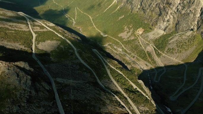 鸟瞰图史诗巨魔路径蛇形道路在绿色岩石峡湾景观在阳光明媚的日子