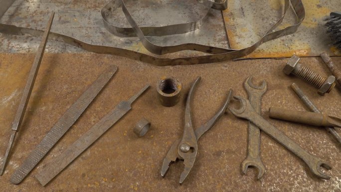 生锈的旧仪器躺在生锈的金属板上
