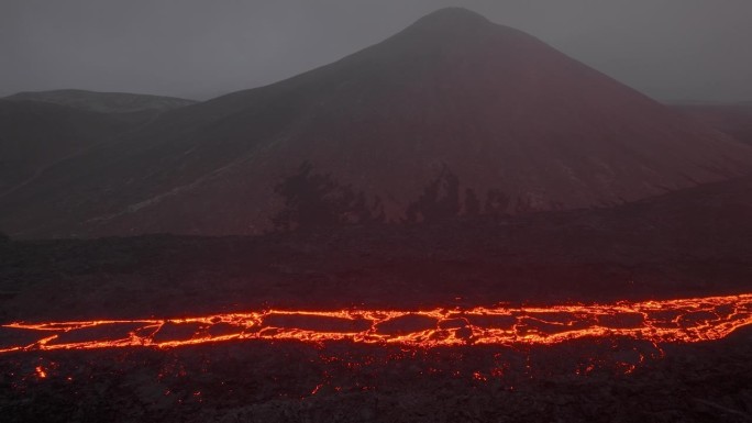 岩浆河火山喷发炽热的熔岩从冰岛地面喷发出来