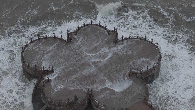 航拍山东威海金海湾栈桥暴风雪狂风巨浪