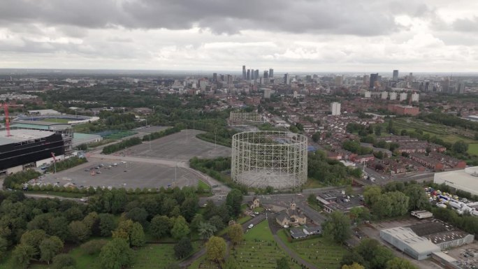 航拍飞利浦公园公墓与曼彻斯特全景城市景观，英国