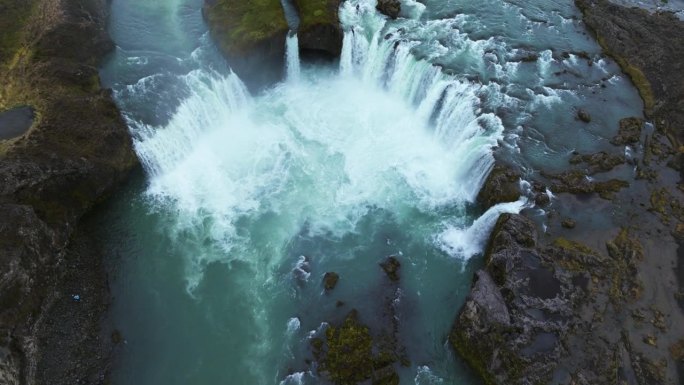 著名的神瀑布——冰岛北部的众神瀑布。无人机航拍
