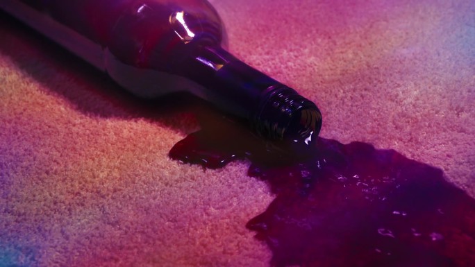 酒会上酒瓶掉在地板上