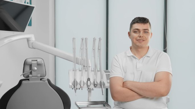 现代设备帮助牙医在牙科治疗中取得最佳效果。一位牙医正在他的牙科诊所里等待病人。