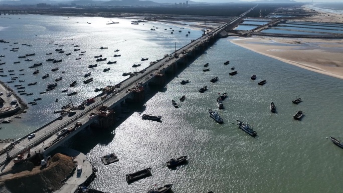 航拍荣乌高速威海双岛湾大桥改扩建夏季施工