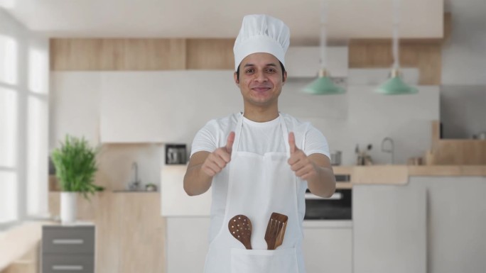 快乐的印度专业厨师竖起大拇指