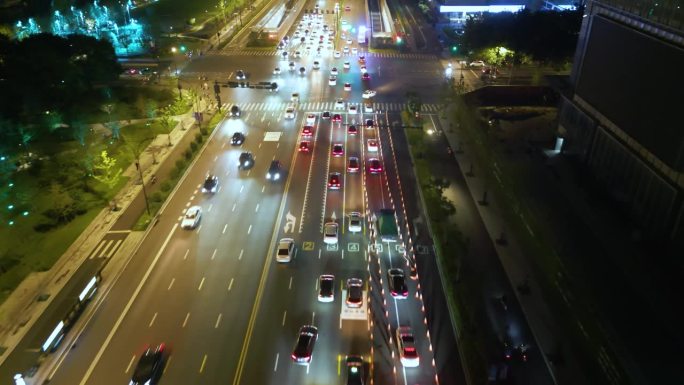 中国浙江省杭州市夜间街道交通鸟瞰图。迷人的现代活力的混合。城市自然风光优美，文化底蕴深厚，经济意义重