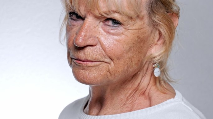 一个老年女性的肖像，中性的样子