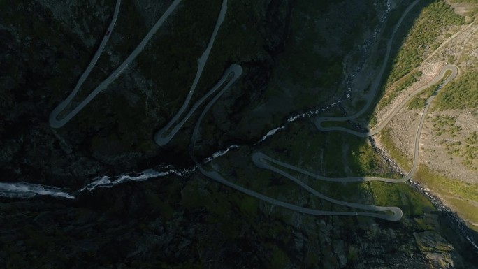 从空中俯瞰挪威特罗尔斯蒂根公路和野生山间瀑布的壮观景色。