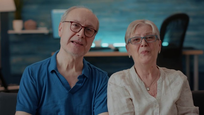 退休的丈夫和妻子在视频通话中与人交谈的镜头