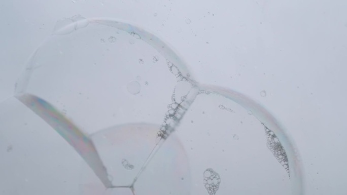 湿透明玻璃表面有许多粘性的彩色肥皂泡