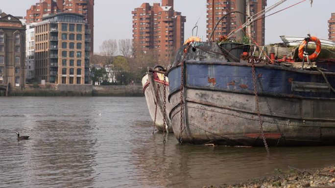 巴特西地区泰晤士河上的木船