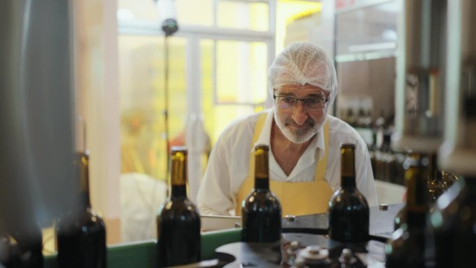 酿酒厂技术人员在工业酿酒厂掌握酿酒艺术。