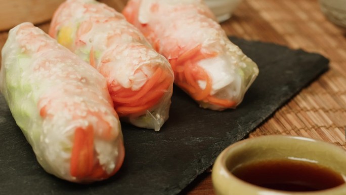 春卷里有虾和蔬菜的特写特写。米纸虾卷。烹调新鲜的越南春卷。健康食品。