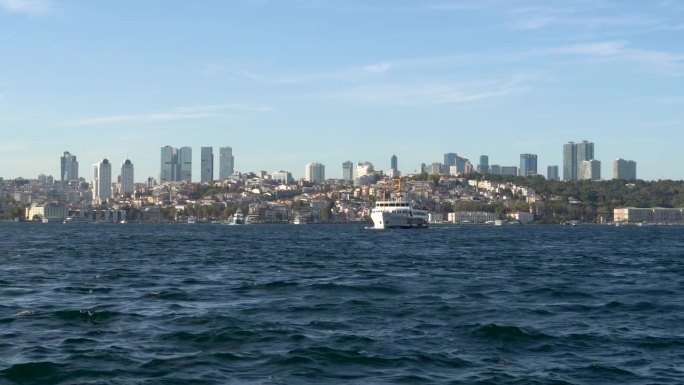通过博斯普鲁斯海峡的船只，背景是城市景观，伊斯坦布尔，土耳其