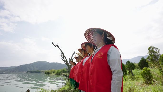 实拍昆明滇池巾帼打捞队志愿者5