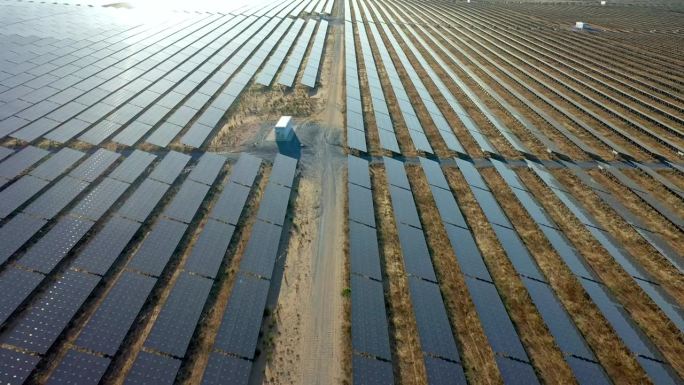 无人机的太阳能电池板，农业和太阳能的可再生能源，可持续发展和生态友好型电力在一个领域。鸟瞰图无限光伏