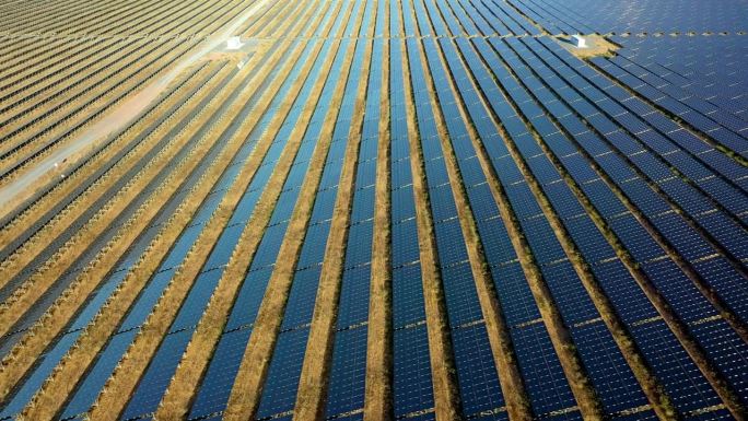 无人机太阳能电池板，发电厂和农业可再生能源，可持续发展和生态友好型电力。以农业用地或田野为背景的无限