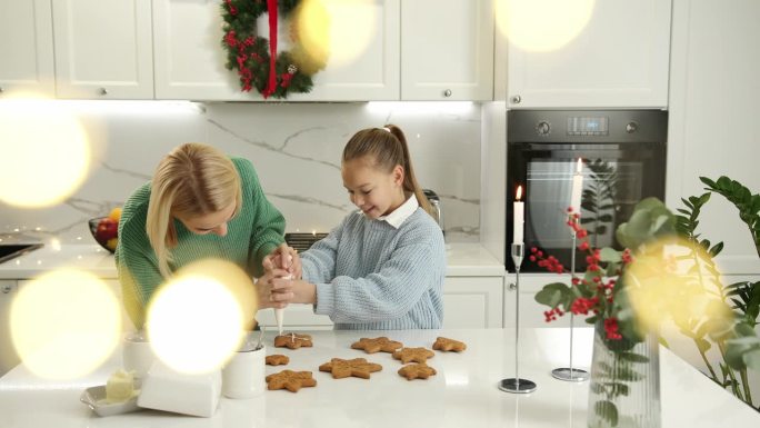母女俩准备了圣诞饼干，并用糖霜装饰，祝大家圣诞快乐，节日快乐