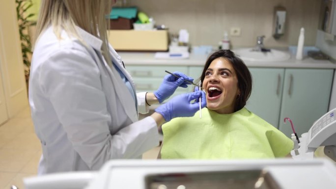 年轻女子接受牙医的治疗