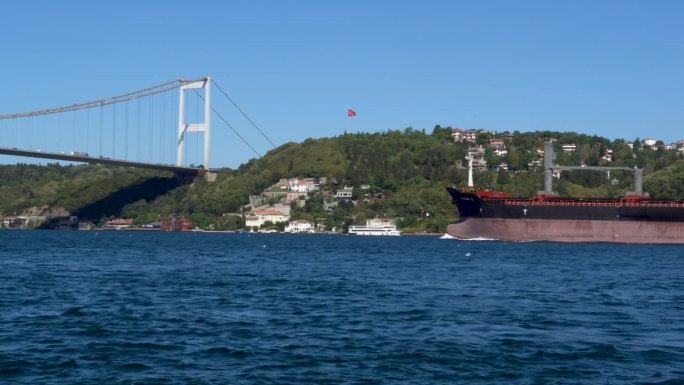 货船经过土耳其伊斯坦布尔博斯普鲁斯海峡法提赫苏丹穆罕默德大桥下